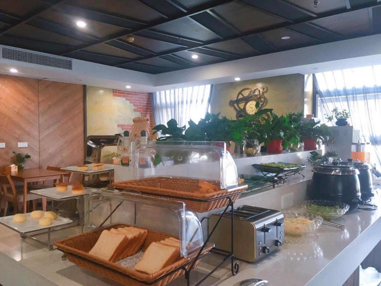 Nostalgia Hotel Near Tianjin Polar Ocean Word- Tianjin Fonte Joy World, 10 Minutes Drive Away From Tianjin Tanggu High-Speed Railway Station, Free Ice-Cream, Mineral Water, Snacks And Laundry Service, English Communication Well Exteriör bild